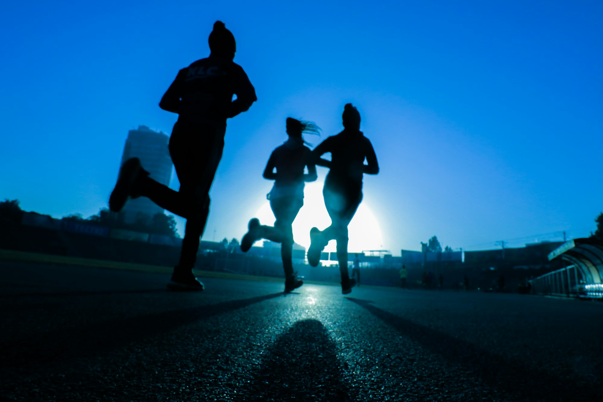 Coureur débutant sur route au coucher du soleil