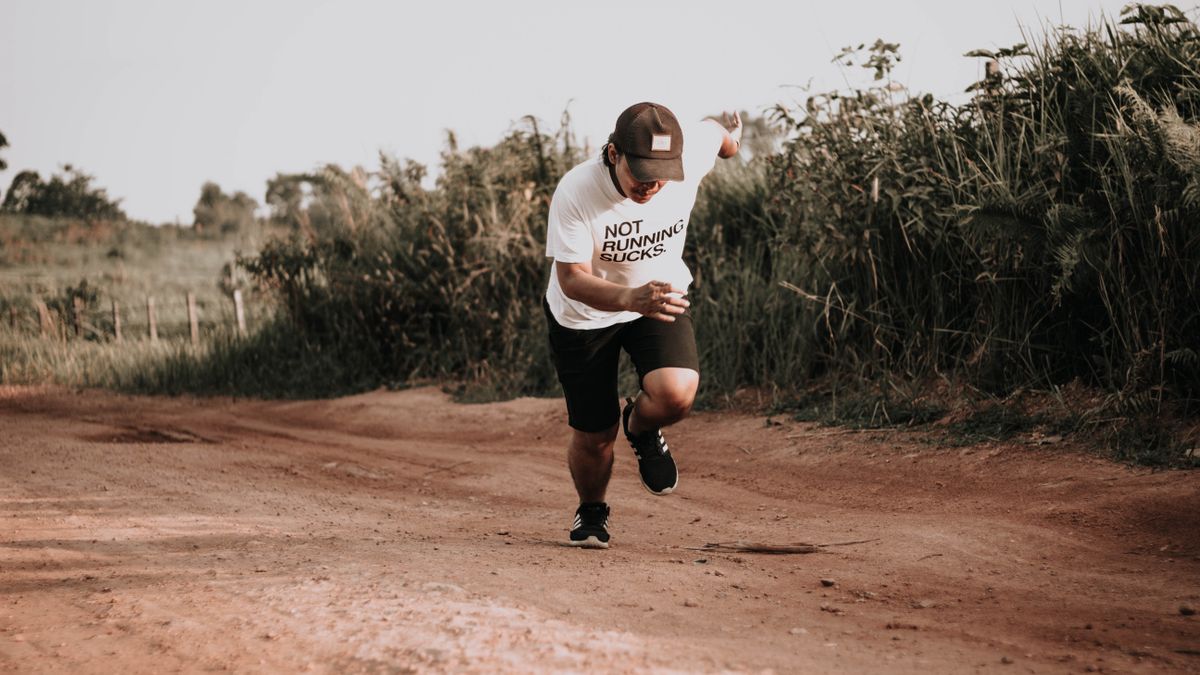 Coureur débutant en t-shirt technique sur chemin