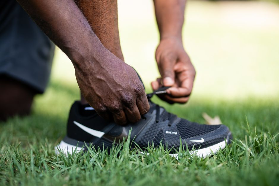 Gros plan sur le laçage d une chaussure de running avant l echauffement