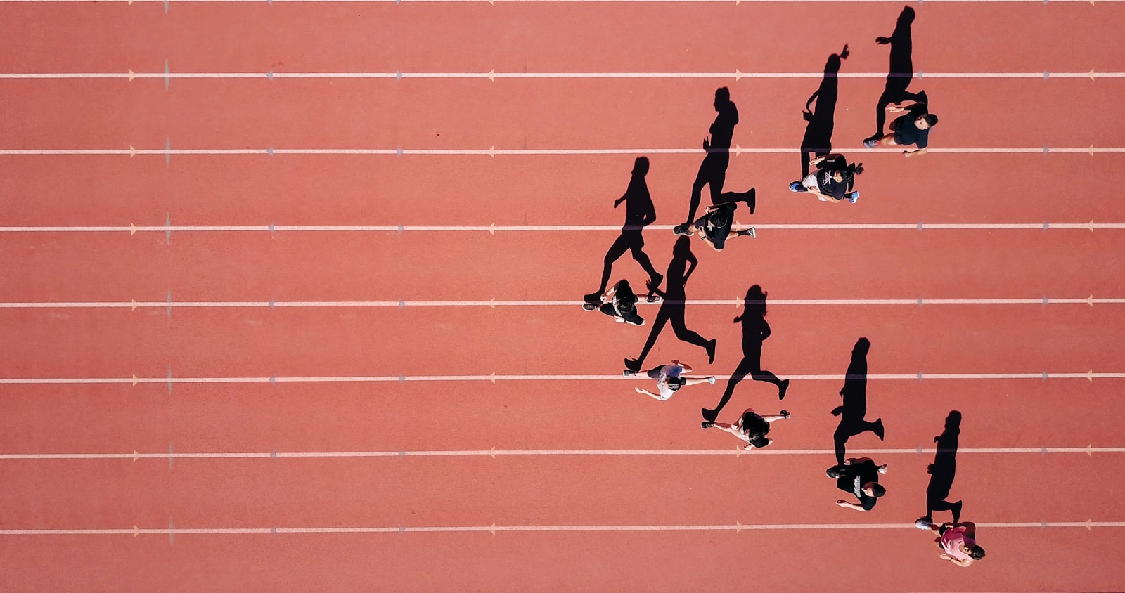 Coureurs sur une piste d'athlétisme vus du dessus