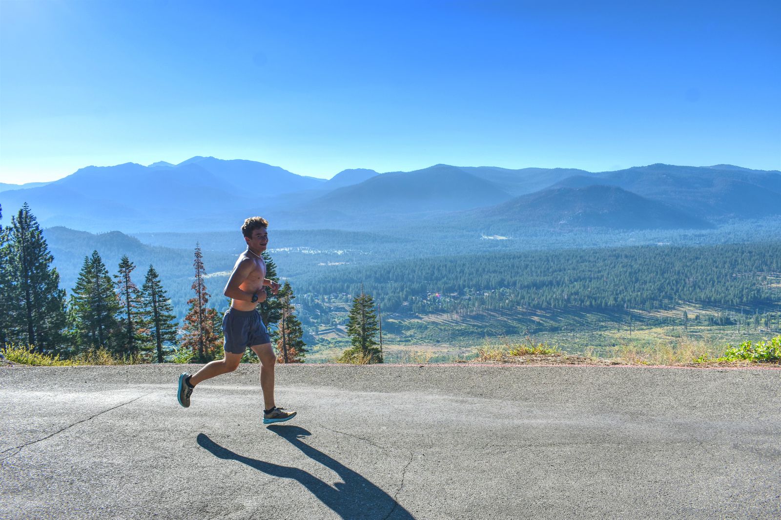 Coureur seul sur route de montagne, effort d endurance longue distance