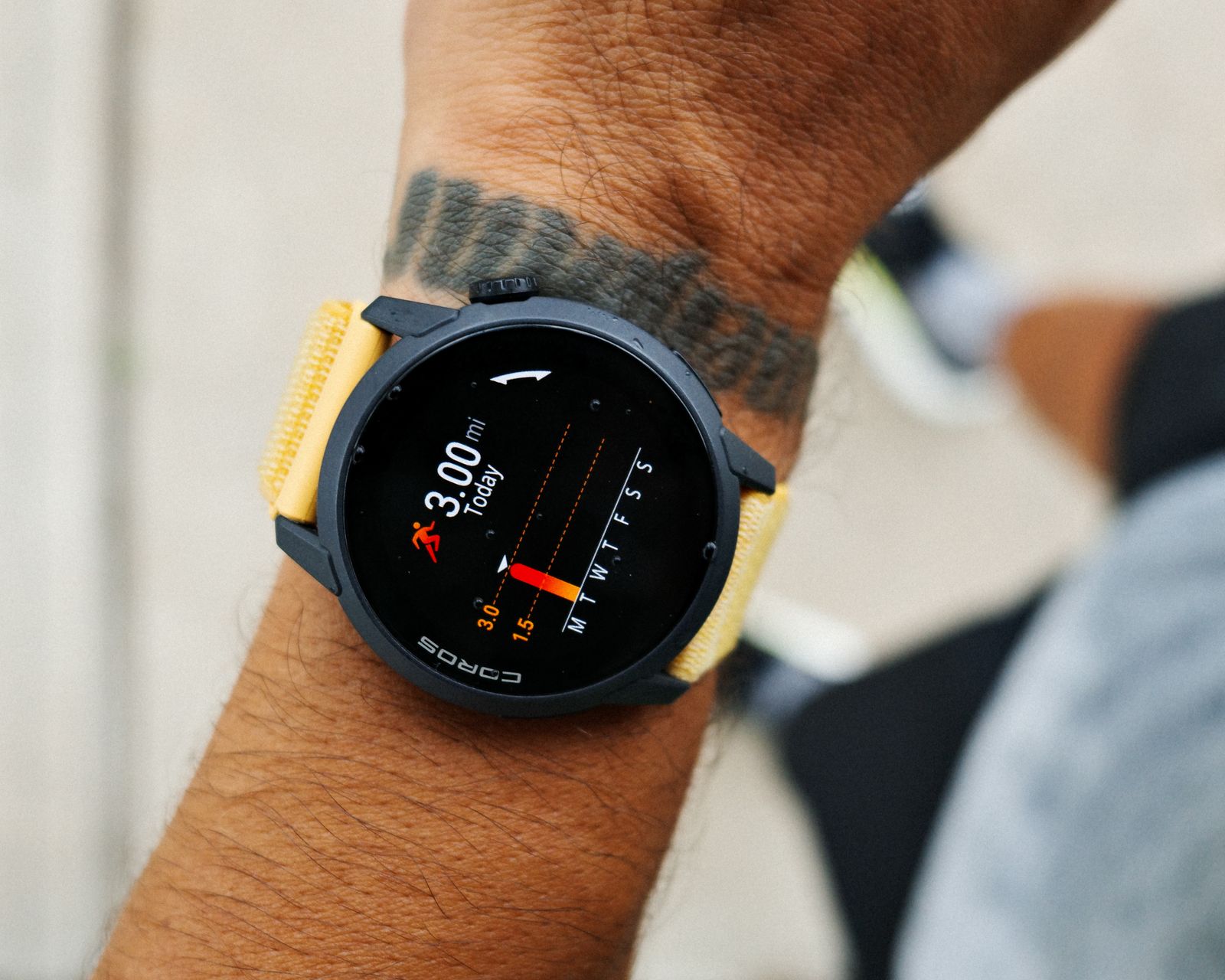 Montre GPS de running au poignet affichant les donnees de la seance