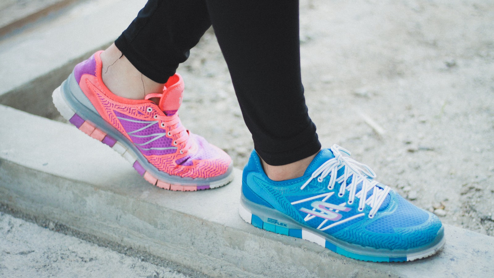 Chaussures running colorées pour débutant sur le sable