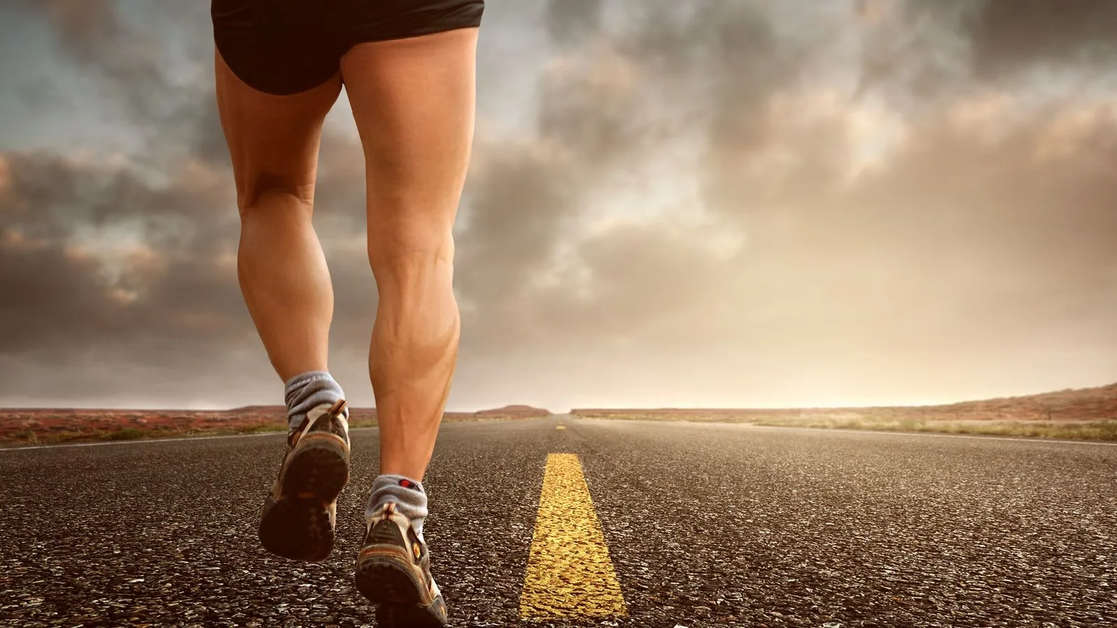 Chaussures de running sur route au coucher du soleil