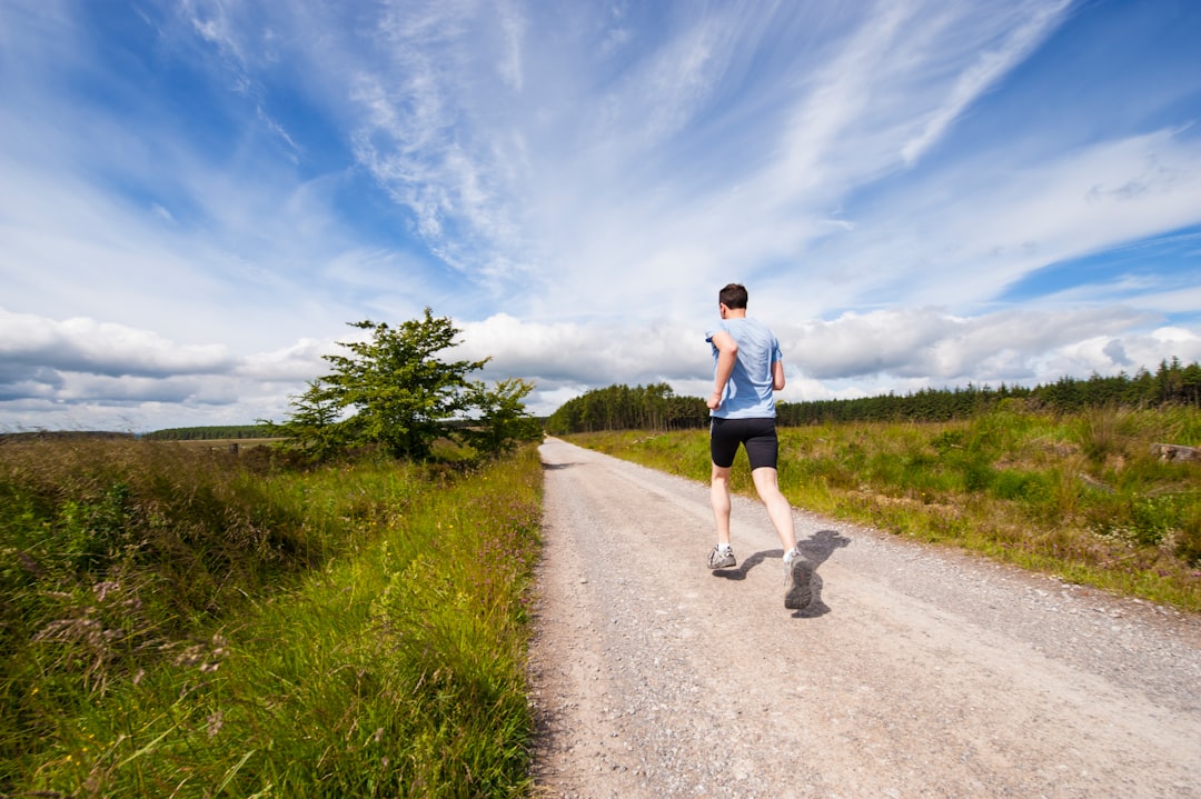 Coureur sur chemin — photo Jenny Hill / Unsplash